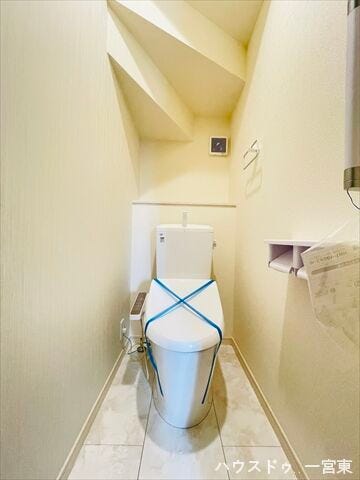 白がキレイなトイレ、後ろのスペースにはトイレットペーパーのストックも置けます。タオルリングやペーパーホルダーが2つあるのも嬉しいポイントですね♪