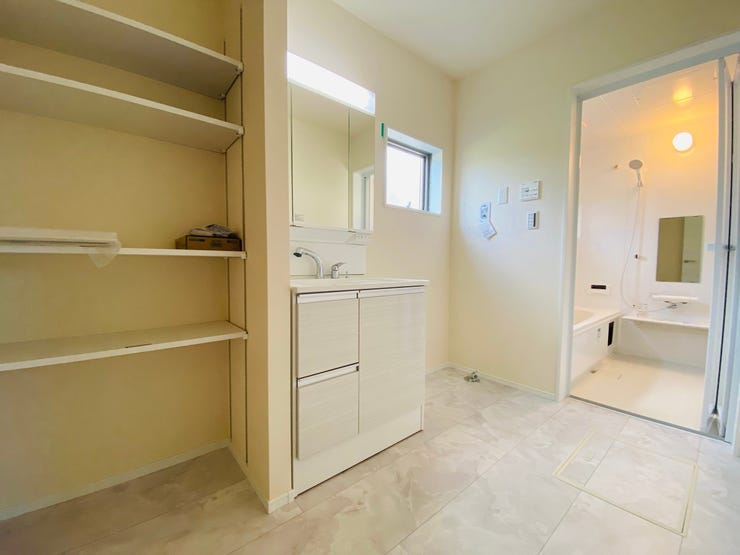 身だしなみチェックに便利な洗面台!収納スペースも十分ですね♪
たっぷりの収納スペースもあり、タオルや洗剤のストック類もスッキリ☆