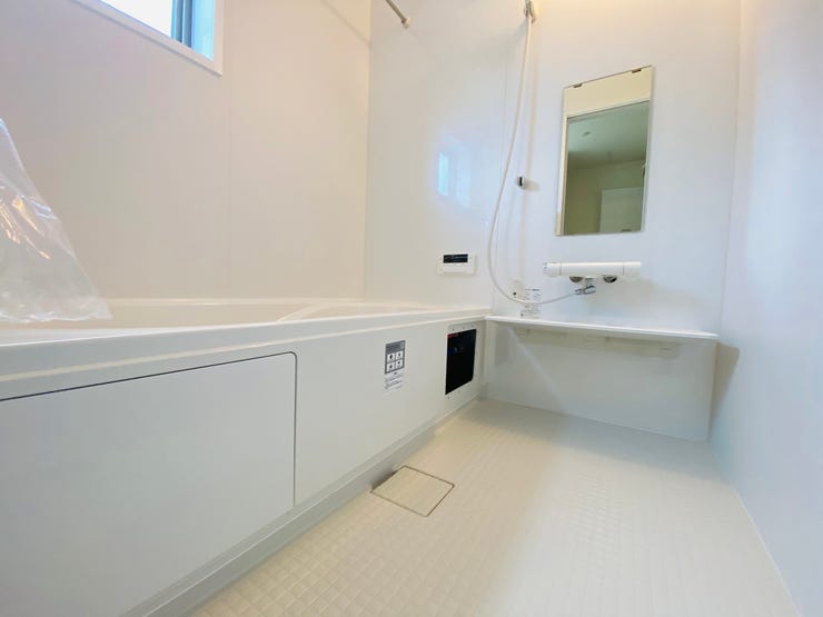 浴室乾燥付きで雨の日や冬のお洗濯物も安心です!
また追い焚き機能も付いているので浴室に行く手間が省けてお好きなタイミングで入浴できます♪