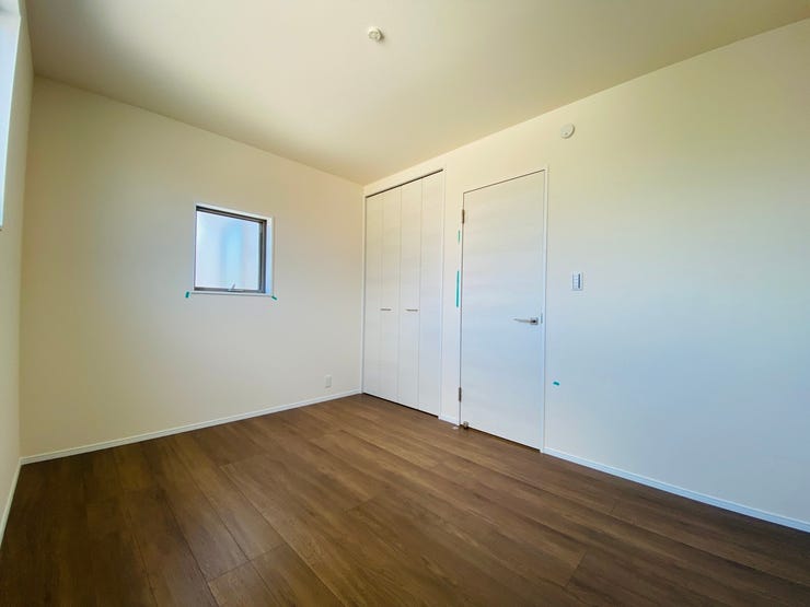 各居室の収納スペースに使わない荷物をしっかりと仕舞えるのでベッドを置いても狭くありません♪