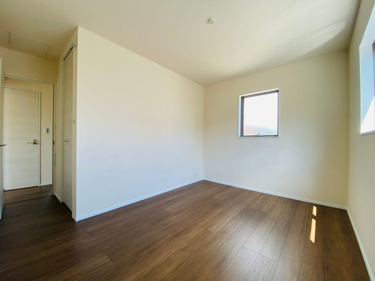 2方向の窓で、こもりがちな空気の入れ替えもバッチリ♪