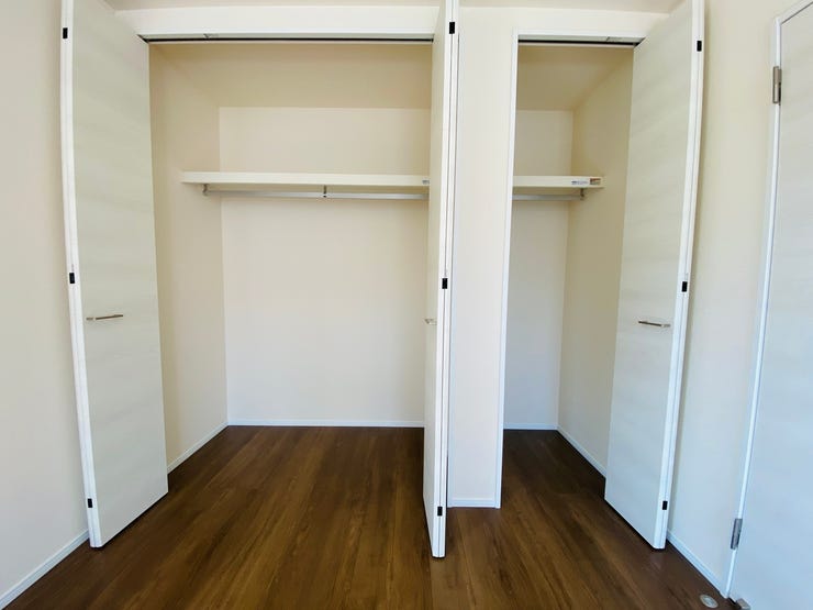 ハンガーパイプ付クローゼットは、足元にはボックスやバッグを収納するスペースもあり、空間を無駄なく使えます。