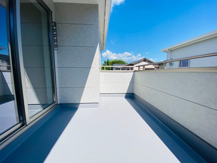 日当たりの良いバルコニーは風通しも良く、お洗濯も良く乾きそうです♪