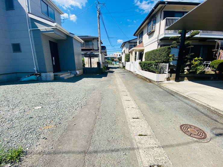 周辺は静かで落ち着いた雰囲気の住宅街です。