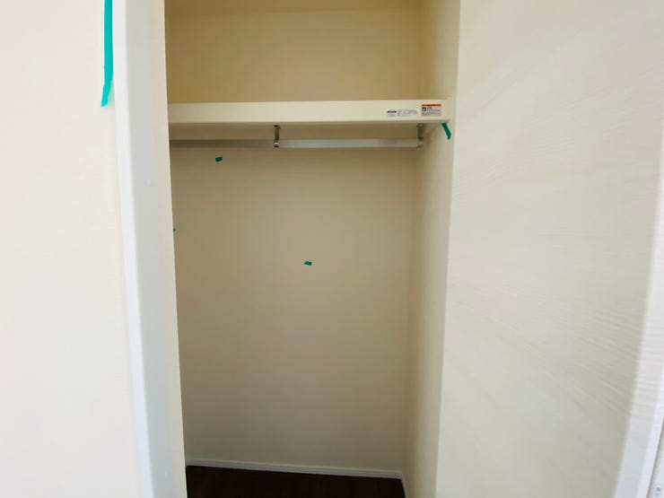 ハンガーパイプ付きで、コートやワンピースもシワにならずキレイに収納!