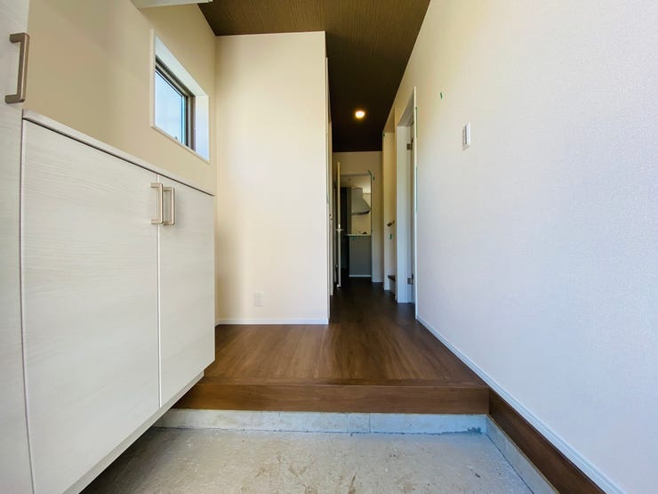 明るく開放的な玄関スペース。シューズボックス付きで収納も充実しています。