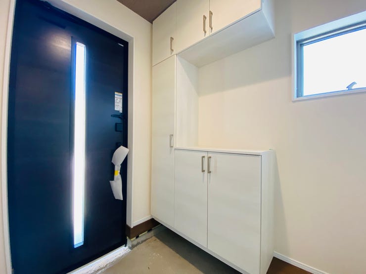 暗くなりがちな玄関も中央スリットデザインのドアから入る自然光で明るくなりますね♪日中は電気をつけずに過ごせるので省エネにも貢献◎