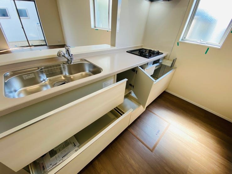 収納豊富で、調理道具や食器類もスッキリ整理可能。