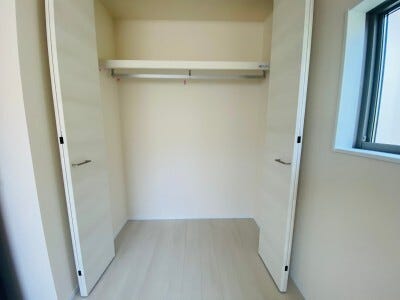 ハンガーパイプ付きで、コートやワンピースもシワにならずキレイに収納!