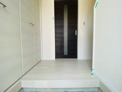 明るく開放的な玄関スペース。シューズボックス付きで収納も充実しています。