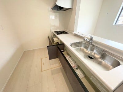 収納豊富で、調理道具や食器類もスッキリ整理可能。