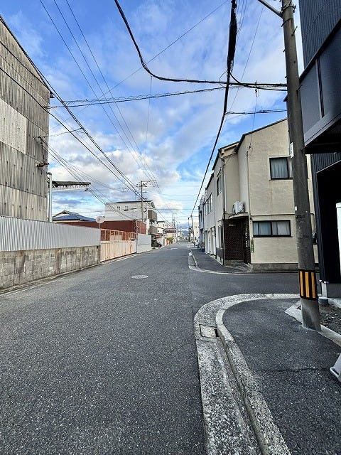 前面道路は交通量も少なく、お子さまとの散歩も安心して楽しめます♪