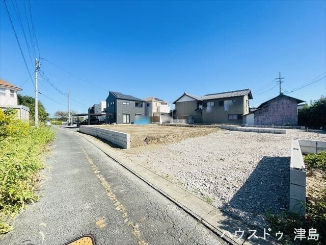 西側公道幅約2.4m。セットバック要。2階居室4部屋で3人のお子さまでもお一人ずつ個室を持つことが可能です。それぞれの時間を大切にできる間取り設計になっています。