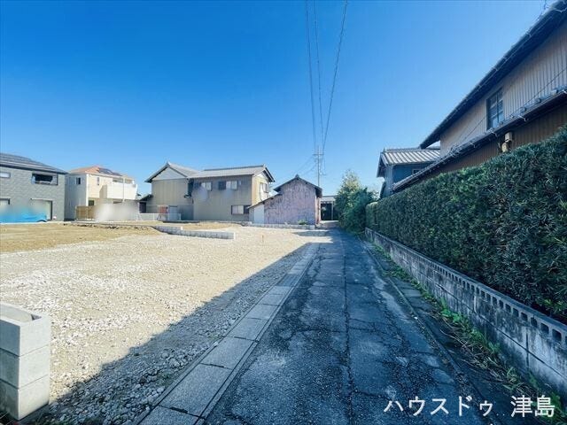 南側公道幅約2.4m。セットバック要。交通量が少なく安心して駐車できます。並列駐車3台以上可能なので将来にわたって安心のカースペース。