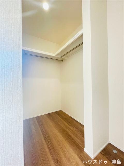 6.7帖洋室ウォークインクローゼット。L字にハンガーポールが設置してあり収納力に優れています。スーツケースなどの大きな荷物も収納しやすいオープンな空間。