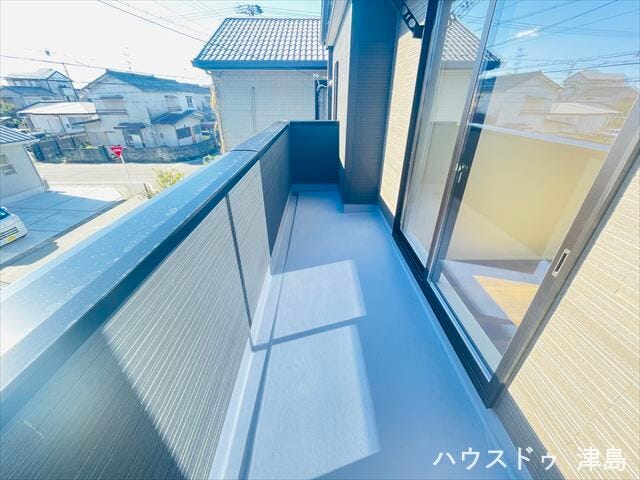 6.7帖洋室。晴れた日には洗濯作業が捗りそうですね。窓側に物干し金具が設置さられているので居室にいながら洗濯物を干すことができます。