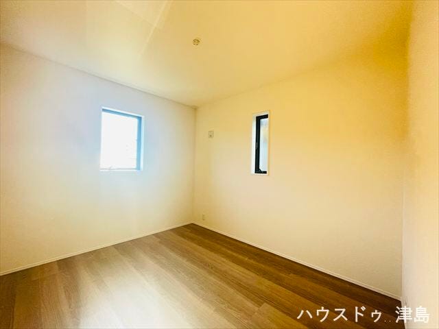 5.3帖洋室。2階居室4部屋で3人のお子さまでもお一人ずつ個室を持つことが可能です。それぞれの時間を大切にできる間取り設計になっています。