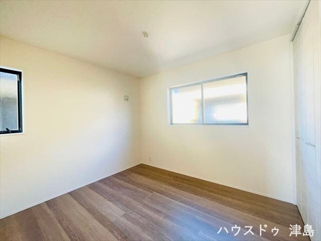 5.2帖洋室。直射日光を避けることができる北側のお部屋にはパソコンなどの機械やピアノなどを設置しても安心です。