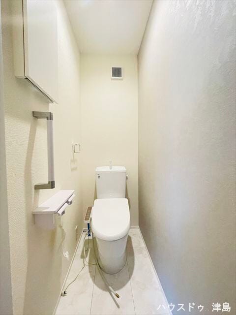 慌ただしい朝も2個あり快適です。2階で過ごすときも階段を使わずに済むのはうれしいですね。ペーパーホルダーが2つあるのもちょっと嬉しいポイントですね。