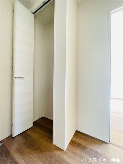 玄関ホール収納。お出かけ時に必要なものをまとめて置いたり、日用品や掃除道具の収納場所としても便利に活用していただけます。