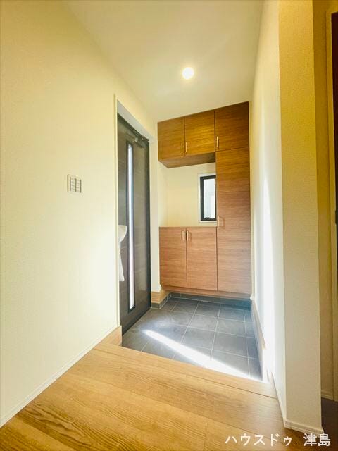 シューズボックスが設置され、中段にはインテリアを飾っていただけるスペースもあります。鍵の一時置きにも便利ですね。玄関扉のガラス窓にシルエットが映り、防犯面でも安心です。