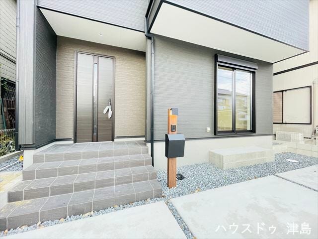 玄関ポーチは照明付きで暗い時間帯の帰宅も安心です。表札・インターホン・ポストが一体型になった門柱は照明付きなので夜間は安心ですね。