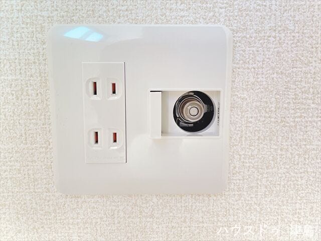 LDKに設置されたガスコンセント。ガス暖房器具を置いていただけます。効率よくスグ温まれて冬場に活躍します。テーブルに置くポータブルガスコンロも設置できますよ。