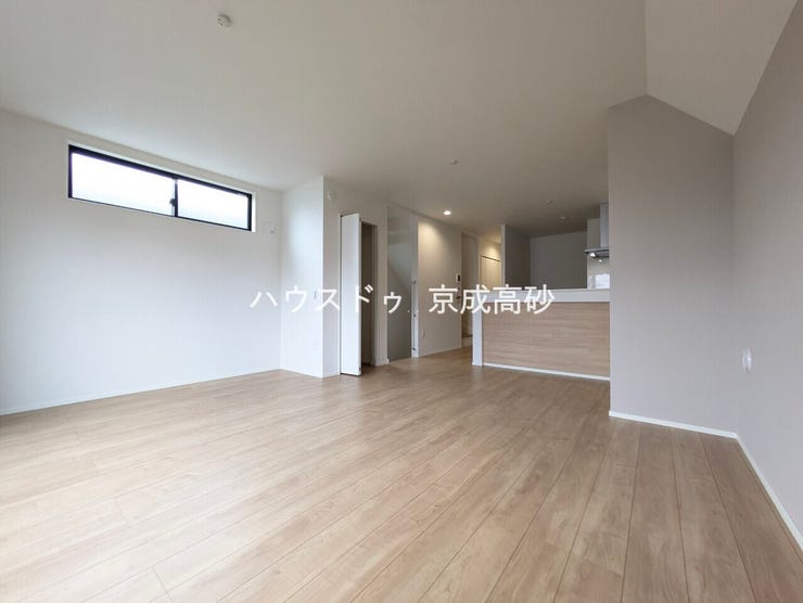 家具を置いても十分なスペースのある広々リビングでゆったりお過ごしください。明るいリビングは家族の笑顔の源です。家族との時間をゆったりと過ごせる空間になっています。