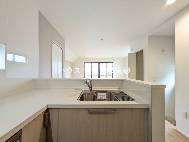 女性に人気の対面キッチン。お料理しながらご家族とのコミュニケーションが取れるのは対面だから出来ること。小さいお子様を見守りながらの家事は安心ですよね!