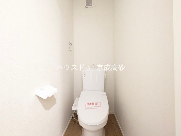 トイレは快適な温水洗浄便座付です。手洗い一体型のトイレ設備はスペースの節約ができ、ゆったりとした空間が確保できます。節水も期待できますね。