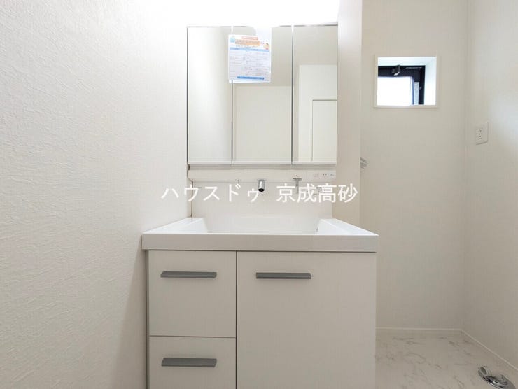 朝の身支度に便利なシャンプードレッサーはとっても便利です!シンク下の収納でアメニティ類のストックもバッチリ!