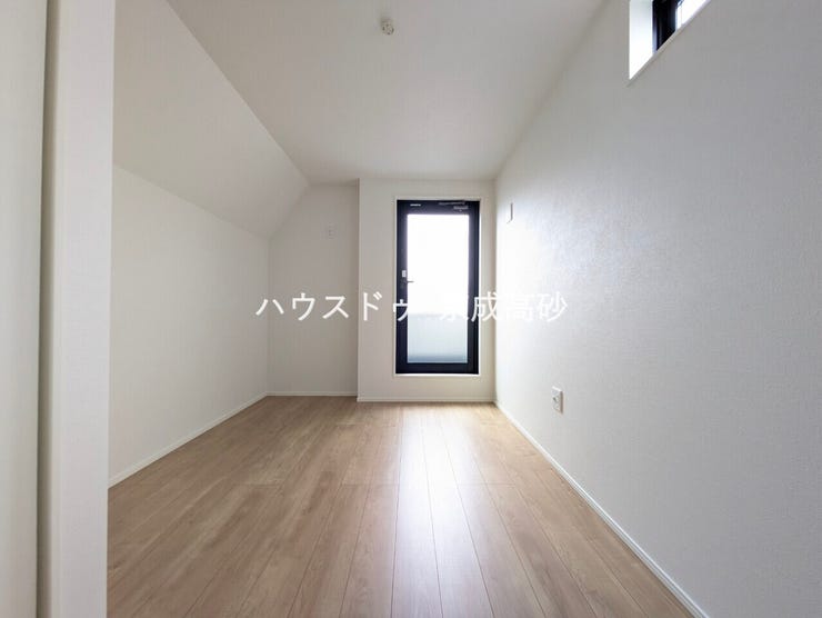 家族一人ひとりの大切なプライベート空間。趣味に合わせて使って頂けるようシンプルに仕上げてあります。暮らし心地を大きく左右する収納をしっかり確保した使い勝手のいいお部屋です。