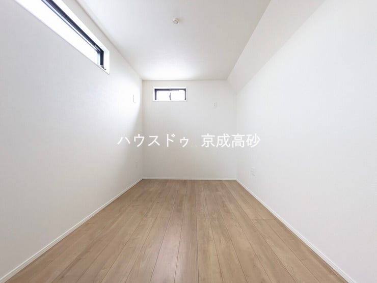 清潔感と心が落ち着くホワイトの壁紙。毎日の生活を少しでも快適に過ごして頂ける様、飽きのこない明るい雰囲気を大切にいたしました。