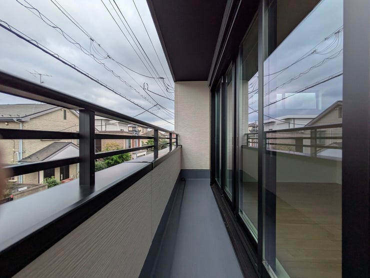 暖かい陽ざしが差込むバルコニー。晴れた日には洗濯物が良く乾きます。風通しも良好です。