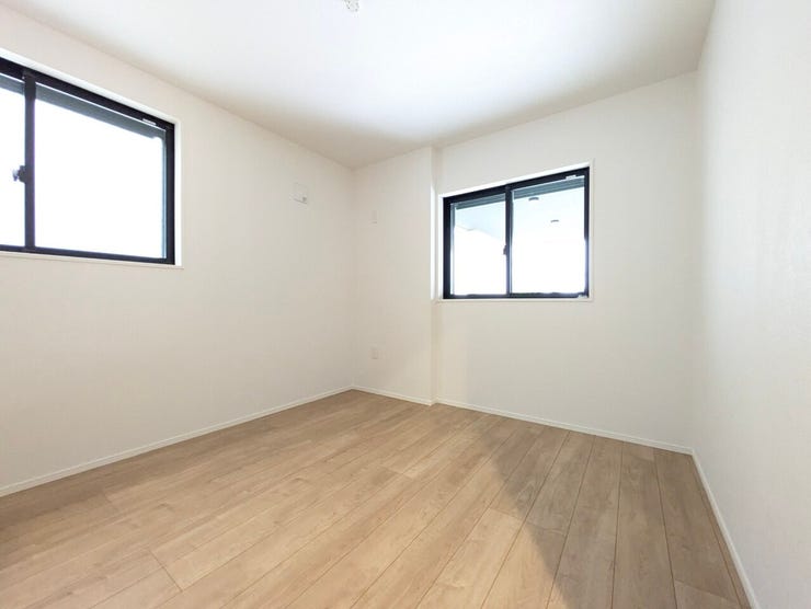 清潔感あるホワイトの壁紙と温もりある床材。毎日の生活を少しでも快適に過ごしていただける様、飽きの来ない雰囲気でしあげました。