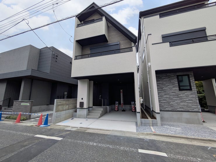 爽やかな青空の下に贅沢なほどに降り注ぐ陽光、豊かな居住性と、クオリティ。住まうことの喜びを感じさせてくれます。