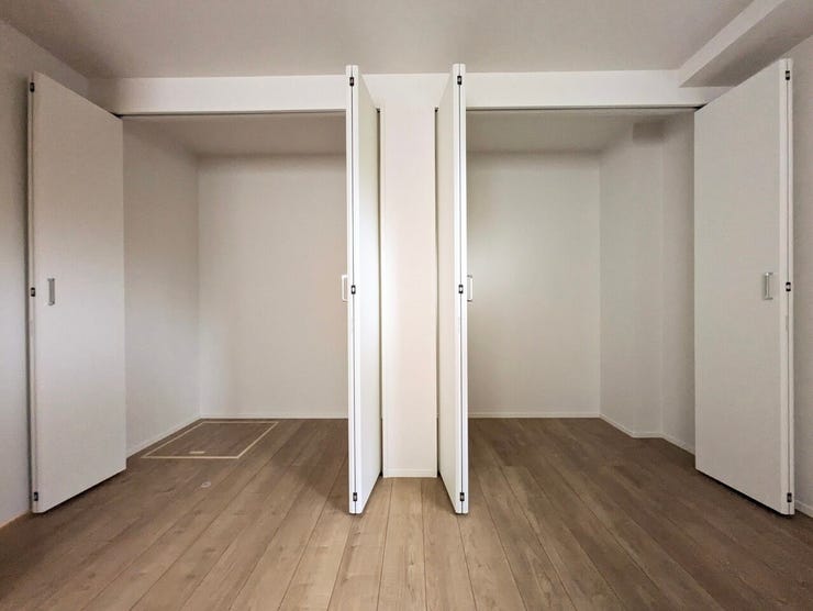 大型のクローゼットです!
これだけの収納力があれば部屋もスッキリ保てますよ!