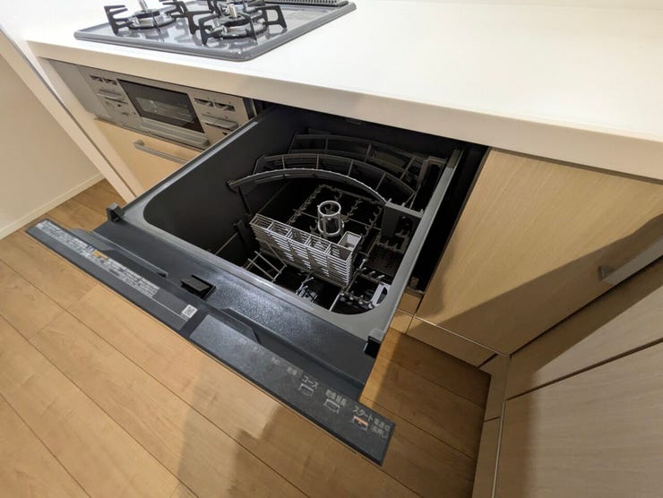 家事の時短に効果大の食洗器付き。高温でパワフルに洗い、温風乾燥します。手洗いよりも節水・節約が可能です。一度使うと手放せないですよ!