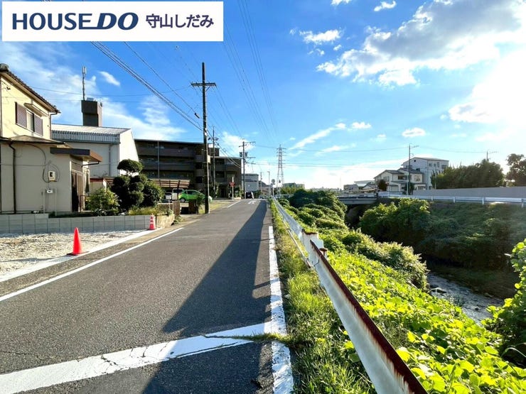 【スーパーまで徒歩10分圏内】日常のお買い物がもっとスムーズに。ちょっとしたお出かけ気分で歩いて行ける距離だから、車を使わずに済み、環境にも優しいライフスタイルが実現できます。便利で快適な立地です。