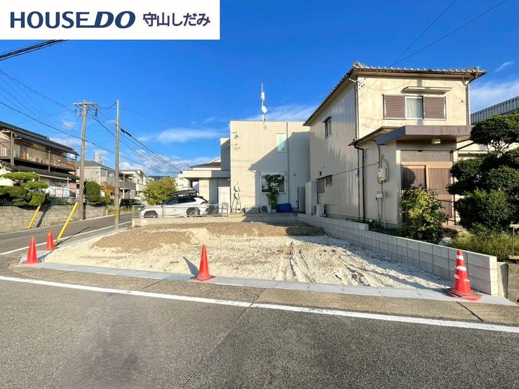 【外観】
【現地写真】ここから始まるあなたの夢の家づくり。広々とした土地で、理想の住まいを自由に設計できる機会。周囲の環境に合わせて、庭や駐車場を配置し、家族のライフスタイルにぴったりな空間を作り上げましょう。