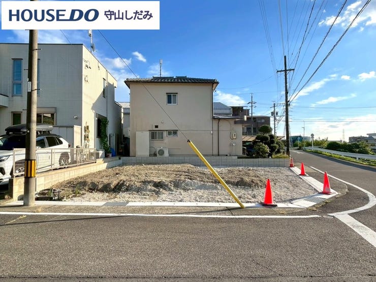 【角地】開放感と利便性が一体化した、角地の魅力。2方向に面した角地の広がり感と、明るく風通しの良い環境が日々の生活をより快適に。敷地の両側にアクセスできるので、住まいのデザインに幅広い可能性を提供。