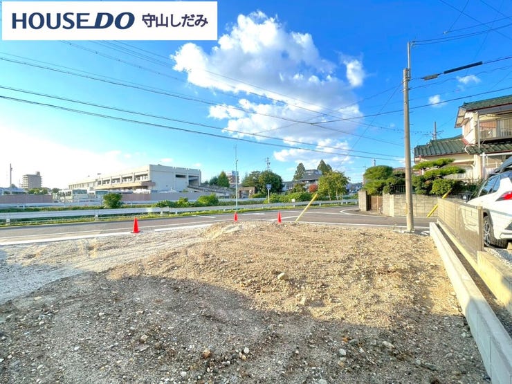 【駅まで徒歩15分圏内】便利さと落ち着きのバランスが取れた立地。駅近の便利さを享受しつつ、徒歩圏内で自然豊かな環境が広がり、静かな生活が実現できます。少し歩くことで、生活に彩りを加えてくれます。