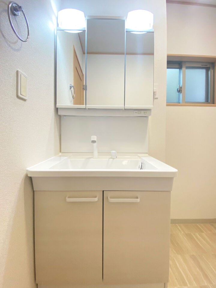 洗面台には三面鏡を採用。身だしなみを整えやすい事はもちろんですが、鏡の後ろに収納スペースを設ける事により、散らかりやすい洗面スペースをすっきりさせる事が出来ます!