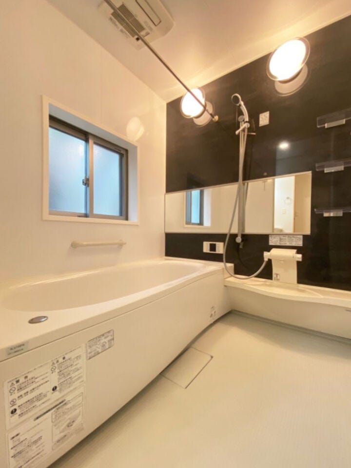 アクセントパネルをあしらったバスルームは、視覚的にも温かさを感じ、よりくつろげるお風呂時間をもたらしてくれます。