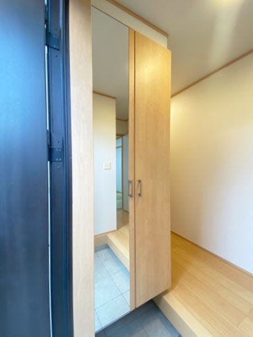 ミラー付のシューズボックスは、お出かけ前の全身チェックができて助かりますね。