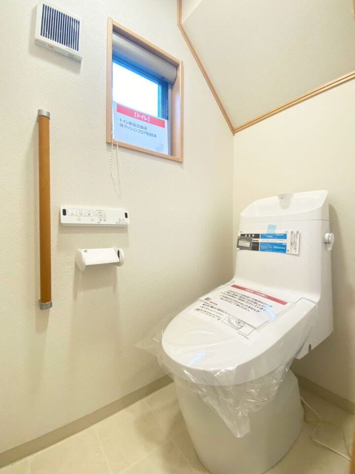 窓辺にはグリーンや雑貨で、お部屋のようにディスプレイしてみては。狭い空間だからこそ可愛く飾るといいですね。