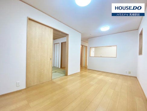 観葉植物やお花などの緑をプラスすると、ワンランク上の居心地の良いリビングになりますね