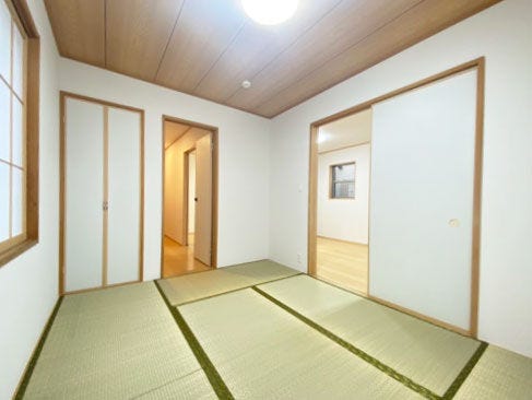 柔らかい畳の敷かれた和室は、お子様と遊んだりゆったり寛げるお昼寝スペースにもなりますね