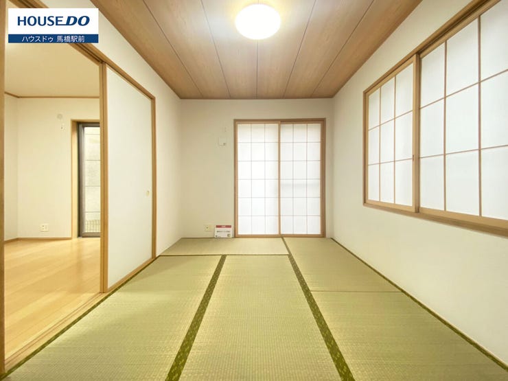 リビングとつながった陽当たりの良い和室。お子様のお昼寝や遊び部屋として、客間としても独立可能とマルチに使えますね。