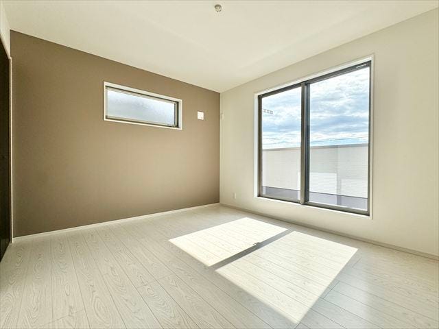 7帖洋室:バルコニーにつづく大きめの窓からたっぷりと日差しが降り注ぎます。2面採光なので、明るいお部屋でもちろん風通しも良好です。